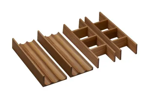 Set aus Holzschalen zur Schubkasteninneneinteilung, geeignet für Waschtischunterschränke, hergestellt von Hansgrohe. Enthält verschiedene Fächer für die Organisation.